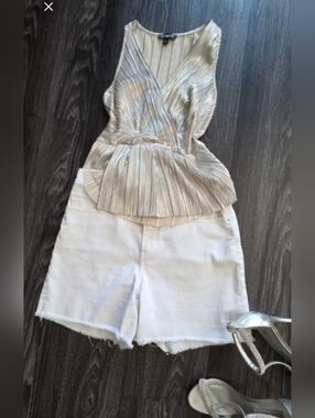 Express Metallic Silver Pleated V-Neck Peplum Top – XSChic metallic